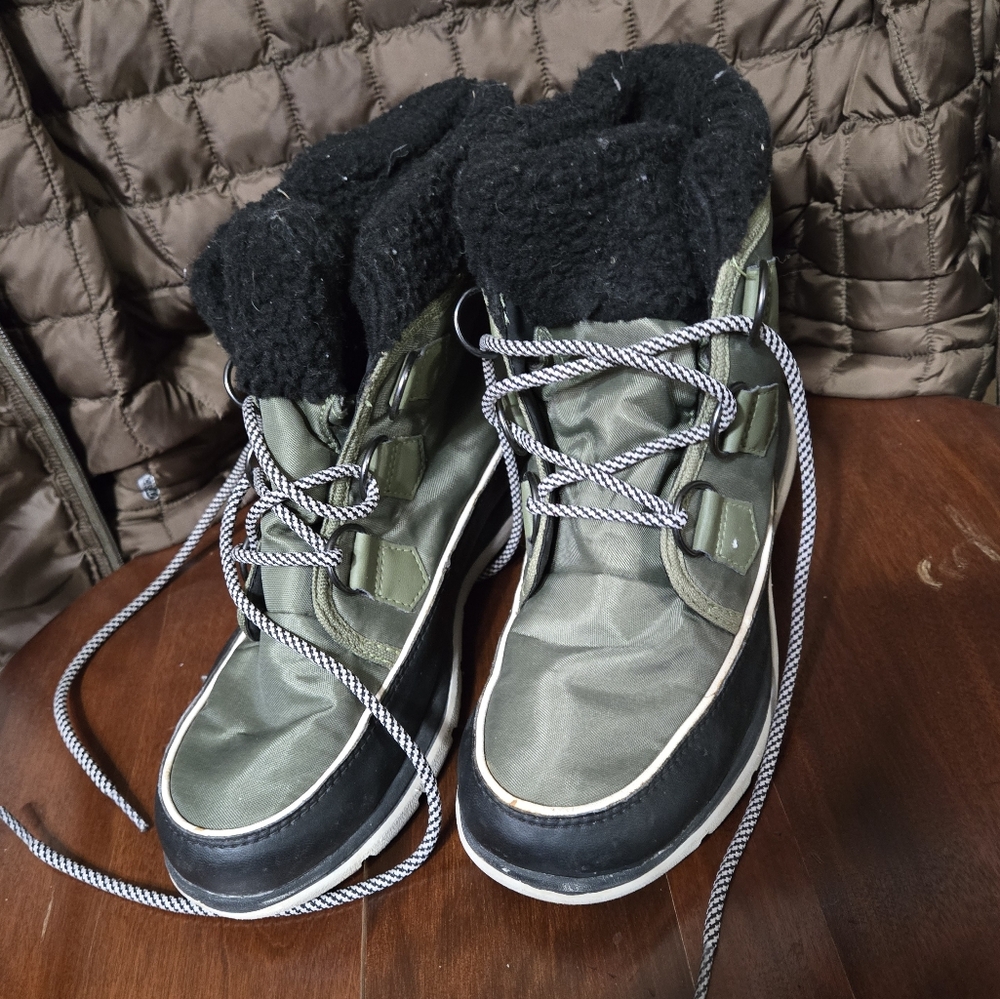 Sorel Womens Explorer Carnival sneaker boots olive Size 8